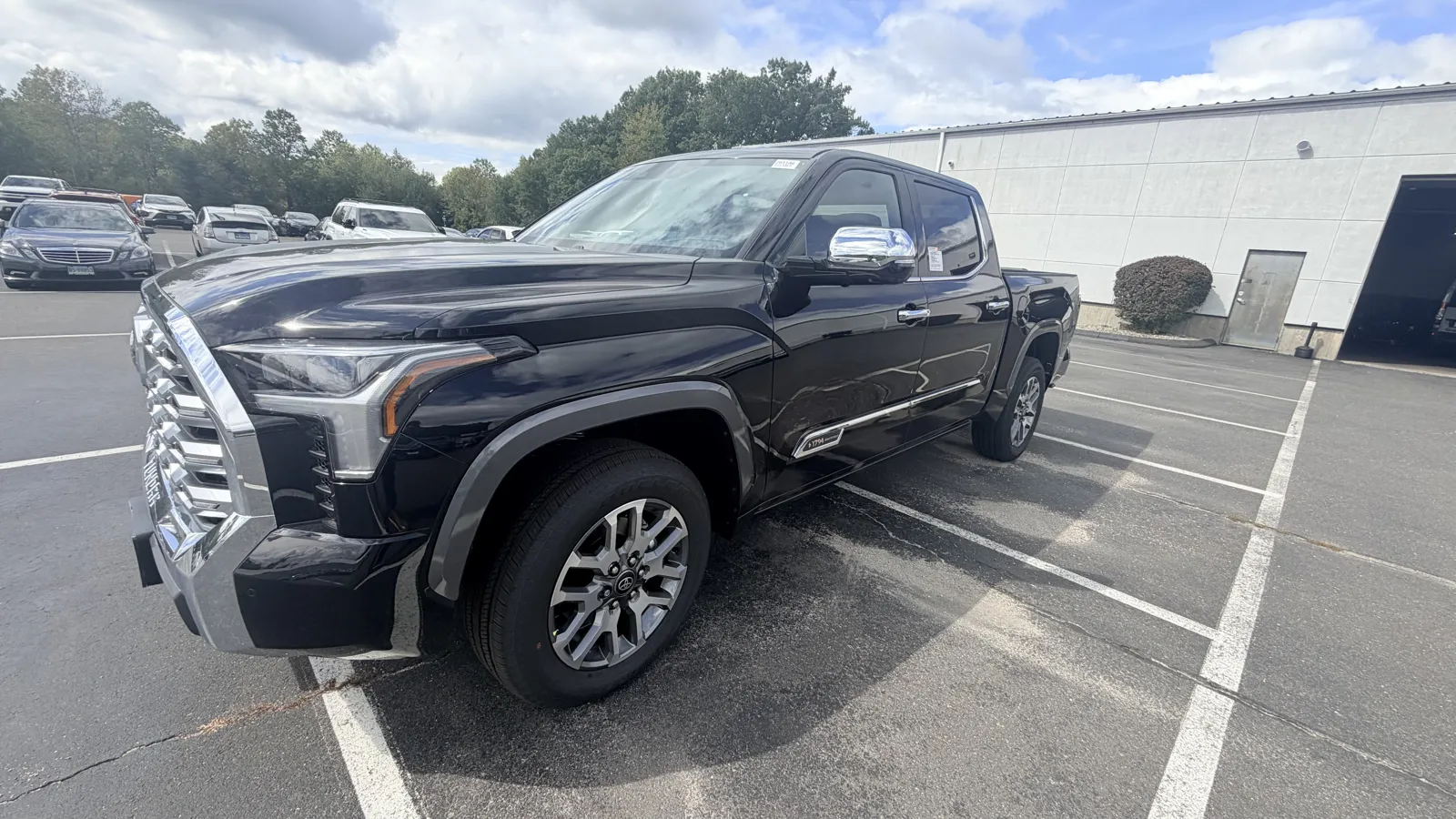 Toyota Tundra preta no pátio